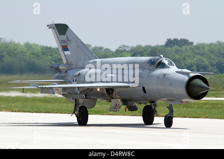 Eine serbische Luftwaffe MiG-21bis in Batajnica Luftwaffenstützpunkt, Serbien. Stockfoto