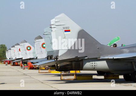 Serbischen und bulgarischen MiG-29 an Graf Ignatievo Air Base, Bulgarien abgestellt. Stockfoto