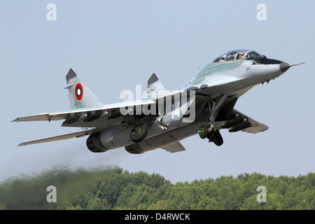 Eine bulgarische Luftwaffe MiG-29UB von Graf Ignatievo Air Base, Bulgarien, für einen Ausfall der Ausbildung ausziehen. Stockfoto