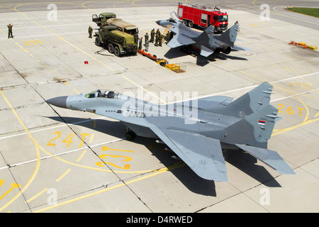 Paar der serbischen Luftwaffe MiG-29 Flugzeuge geparkt auf Graf Ignatievo Air Base, Bulgarien. Stockfoto