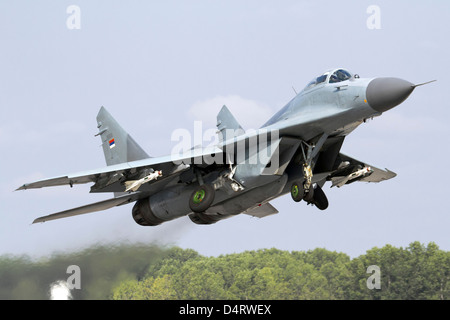 Serbische Luftwaffe MiG-29 Abfahrt mit zwei AA-8 Aphid Raketen, Graf Ignatievo Air Base, Bulgarien. Stockfoto