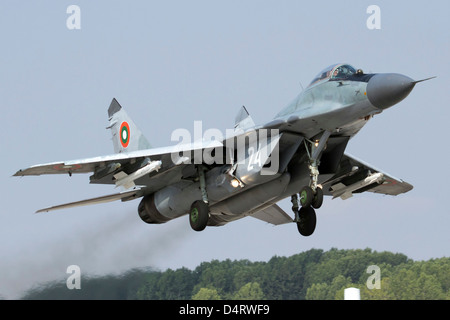 Bulgarische Luftwaffe MiG-29 Kampfjet abfliegen mit zwei AA-11 Archer Raketen. Stockfoto