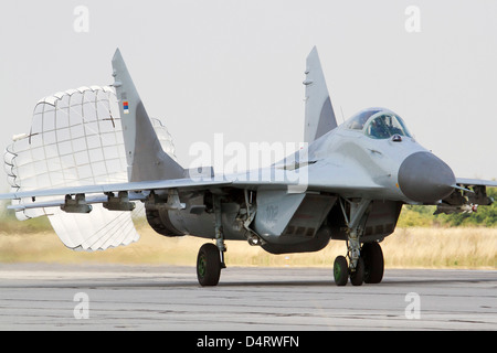 Eine serbische Luftwaffe MiG-29 mit Bremse Rutsche bereitgestellt, Graf Ignatievo Air Base, Bulgarien. Stockfoto