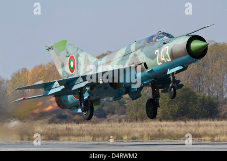 Bulgarische Luftwaffe MiG-21bis Kampfjet abheben von Graf Ignatievo Air Base, Bulgarien. Stockfoto