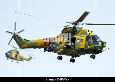 Rumänische Luftwaffe IAR - 330L SOCAT Hubschrauber Durchführung CSAR Demonstration während Bukarest International Air Show 2012 Stockfoto