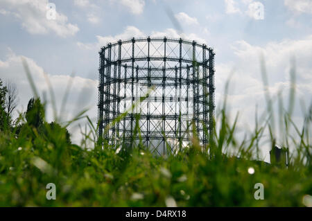 (ILLUSTRATION - DATEI) eine Archivabbildung vom 02. September 2011 zeigt das Gasometer in Berlin-Schoeneberg. Fotoarchiv für Zeitgeschichte, KEIN TELEGRAMM Stockfoto