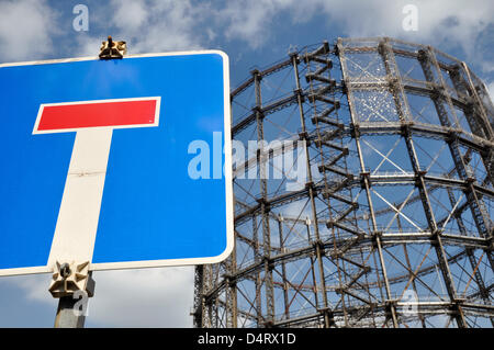 (ILLUSTRATION - DATEI) eine Archivabbildung vom 02. September 2011 zeigt das Gasometer in Berlin-Schoeneberg. Fotoarchiv für Zeitgeschichte, KEIN TELEGRAMM Stockfoto