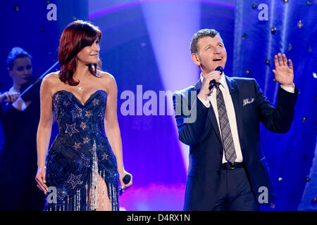 Argentinisch-italienischen Schlager Sänger Semino Rossi und deutsche Sänger Andrea Berg führen, während das "Frühlingsfest der 100.000 Blueten" (beleuchtet: Frühlingsfest von 100.000 Blumen) in der GETEC-Arena in Magdeburg, Deutschland, 16. März 2013. Das Programm wurde um 20:15 von deutsche Sender ARD live am Samstag Eveing. Foto: Andreas Lander Stockfoto