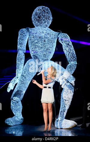 Deutsche Sängerin Helene Fischer während führt der "Frühlingsfest der 100.000 Blueten" (beleuchtet: Frühlingsfest der 100.000 Blumen) in der GETEC-Arena in Magdeburg, Deutschland, 16. März 2013. Das Programm wurde um 20:15 von deutsche Sender ARD live am Samstag Eveing. Foto: Andreas Lander Stockfoto