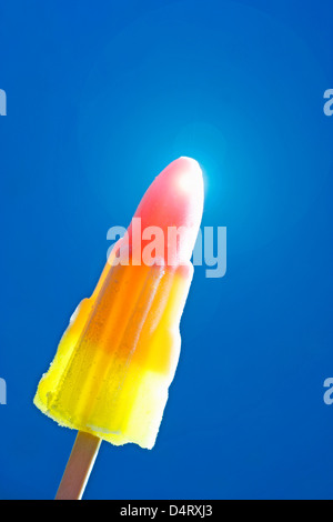 Rakete geformt Eis am Stiel vor blauem Hintergrund Stockfoto