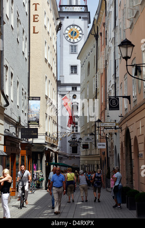 Salzburg, Österreich, Touristen in der Getreidegasse Stockfoto