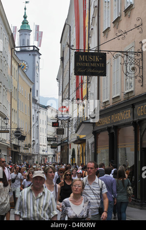 Salzburg, Österreich, Touristen in der Getreidegasse Stockfoto