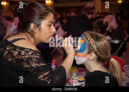 Blackpool, UK. 18. März 2013. Models, Visagisten und Friseure die Haare & Schönheit, Nord-West-Finale, statt an die Kaiserin Ballsaal, Wintergardens, Blackpool. Stockfoto