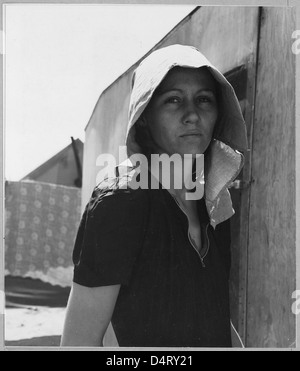 Ein Porträt einer jungen Migrationsmutter aus Texas in Edison, Kern County, Kalifornien, aufgenommen von Dorothea lange. Das Foto zeigt die Schwierigkeiten, denen Wanderarbeiter während der Großen Depression gegenüberstanden. Stockfoto