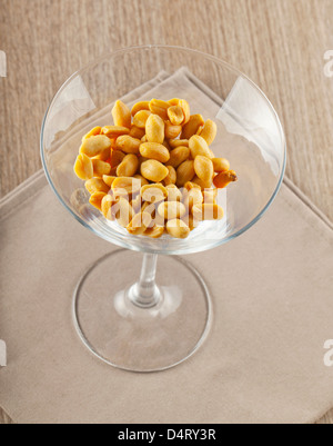 Nahaufnahme von Erdnüssen in einem eleganten Glas Stockfoto