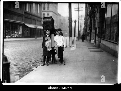 Zwei 7-jährige Newsies, Verkauf von profanen und Smart, Sonntag in Nashville, Tennessee Stockfoto