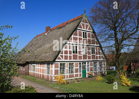 Altes Land, gerahmte Bauernhaus am Fluss Este, Altes Land, Niedersachsen, Deutschland Stockfoto