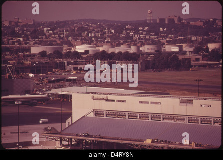 Dieses Foto aus dem Jahr 1973 von der Aussichtsplattform des Logan International Airport in der 16. Etage zeigt ein Flugzeug der Boeing 707 mit der Tank Farm und Trans World Airlines im Hintergrund, das die Luftfahrtinfrastruktur in Boston veranschaulicht. Stockfoto