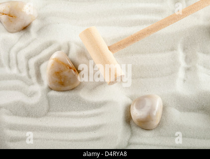 Steinen, Sand und Harke eines Zen-Gartens Stockfoto
