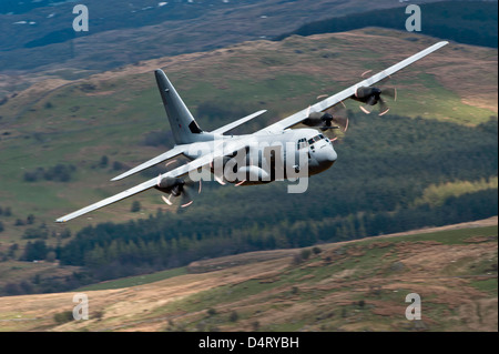 Eine c-130 Hercules der Royal Air Force fliegt über North Wales, Vereinigtes Königreich. Stockfoto