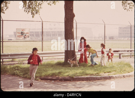 Nachbarschaft Jugendliche auf dem Spielplatz neben dem Logan Airport am Ende des Neptun-Straße Stockfoto