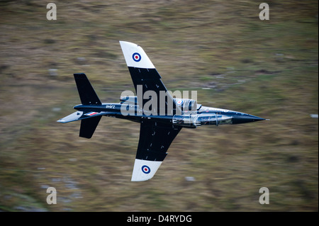 Alpha Jet der Royal Air Force geringe fliegen in Mach Schleife, North Wales, Vereinigtes Königreich. Stockfoto