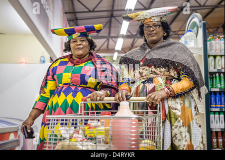 Herero Frauen einkaufen, Opuwo, Namibia, Afrika Stockfoto