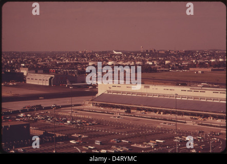 Dieses Foto von der Aussichtsplattform im 16. Stock am Logan Airport in Boston zeigt Boeing 707 und 727 Flugzeuge, die den Flugverkehr an einem großen Flughafen in den 1970er Jahren veranschaulichen Stockfoto