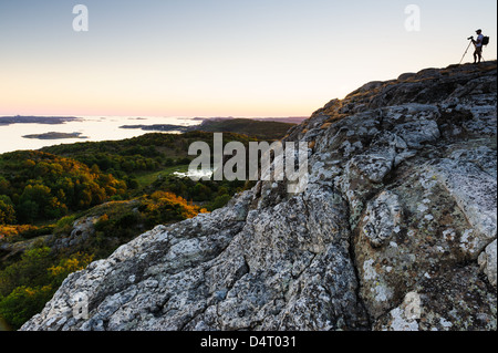 Fotograf auf Felsen Blick auf Landschaft, Brattön, Bohuslän, Schweden, Europa Stockfoto