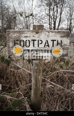 Ein Wanderweg-Zeichen neben Ewhurst Teich, Ramsdell, Hampshire an einem frostigen Wintermorgen Stockfoto