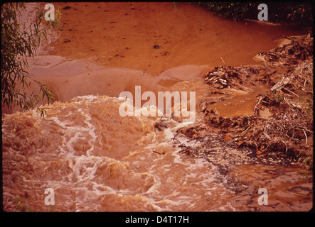 Weißer Schaum Verunreinigt Mill Creek. Das Abwasser der Papierfabrik Calcasieu in Elizabeth, La. Fließt in den Creek, wo die Auswirkungen der Verschmutzung 30 Meilen südlich der Mühle 06/1972 zu sehen sind Stockfoto