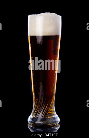 Bier in Glas auf einem schwarzen Stockfoto