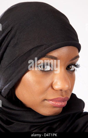 Schöne Frau trägt ein schwarzes Kopftuch oder Hijab mit einen nachdenklichen Blick in die Kamera schaut Stockfoto
