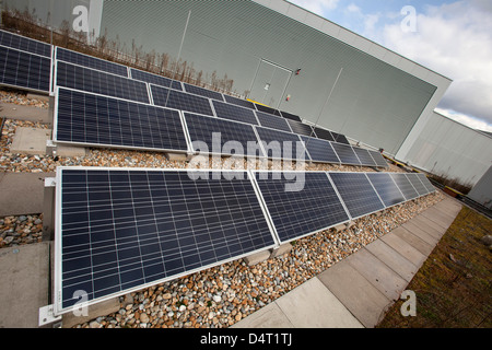 Die braunen Dach auf der Birmingham City Council Büros in Woodcock Straße, Aston, Birmingham, eröffnet im Jahr 2012. Stockfoto