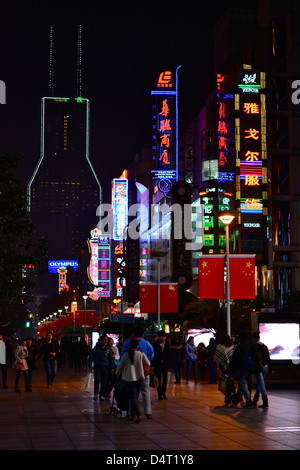 Nanjing Road bei Nacht Shanghai China Stockfoto