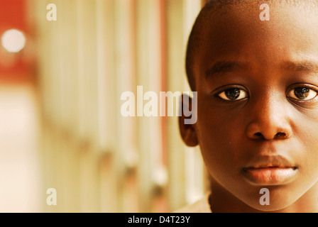 Afrika, Angola, Luanda, close-up Portrait eines kahlen afrikanischen jungen in der Kontemplation. (MR) Stockfoto