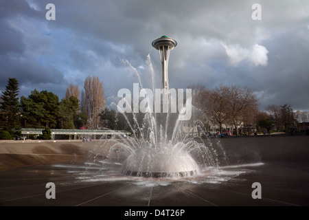 WA08222-00... WASHINGTON - der internationale-Brunnen und die Space Needle in Seattle Center in der Innenstadt von Seattle. Stockfoto