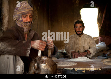 Bäcker bereiten traditionelle afghanische Fladenbrot in einem Dorf 17. März 2013 in der Provinz Helmand, Afghanistan. Stockfoto
