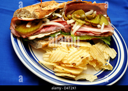 Fleischige Sandwich auf blau Stockfoto