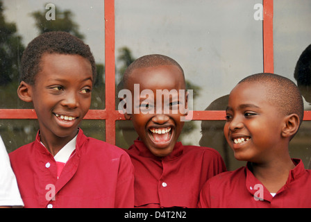 Bujumbura, Burundi Nahaufnahme von drei schwarzen Schuljungen, die gemeinsam Spaß haben. (MR) Stockfoto