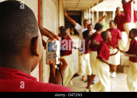 Bujumbura, Burundi junge seine fröhliche Schulfreunde zu fotografieren. (MR) Stockfoto