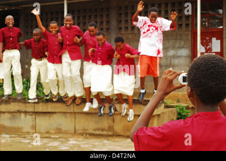 Bujumbura, Burundi junge seine fröhliche Schulfreunde zu fotografieren. (MR) Stockfoto