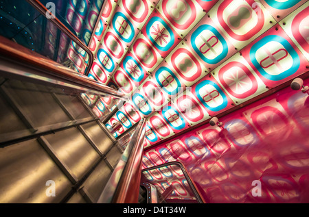 Das spektakuläre, helles Interieur der Università Metro Station, Neapel, Italien. Stockfoto