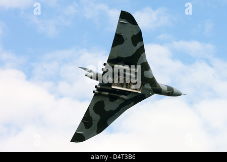 Vulcan Bomber XH558 erklingt in einer Anzeige auf Unternehmen Flugplatz, Northamptonshire Stockfoto