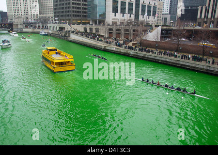 Eine gelbe Chicago Wassertaxi kontrastiert mit dem Grün, den, das Chicago River für St. Patricks Day gefärbt. Stockfoto