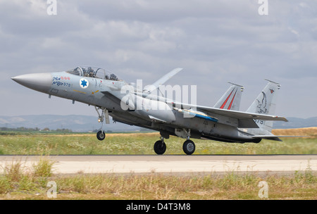 Eine McDonnell Douglas F - 15D Eagle Baz-Flugzeug von der israelischen Luftwaffe startet von Tel Nof Air Base, Israel. Stockfoto