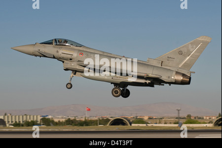 Ein Eurofighter-F-2000 der italienischen Luftwaffe startet vom Luftwaffenstützpunkt Konya Türkei während der Übung anatolischer Adler 2012. Stockfoto