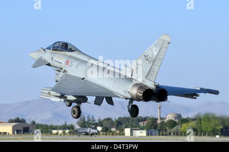 Ein Eurofighter-F-2000 der italienischen Luftwaffe startet vom Luftwaffenstützpunkt Konya Türkei während der Übung anatolischer Adler 2012. Stockfoto