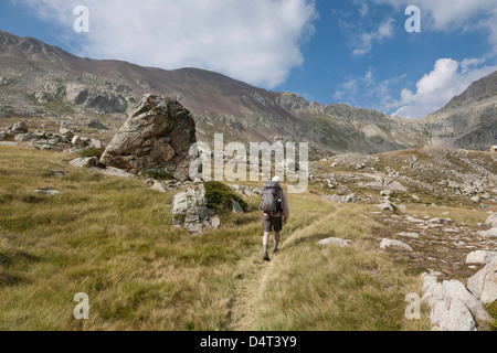 Menschen wandern GR 11 Fußweg entlang der Vall d'Anglos in den spanischen Pyrenäen - Huesca, Aragon, Spanien Stockfoto