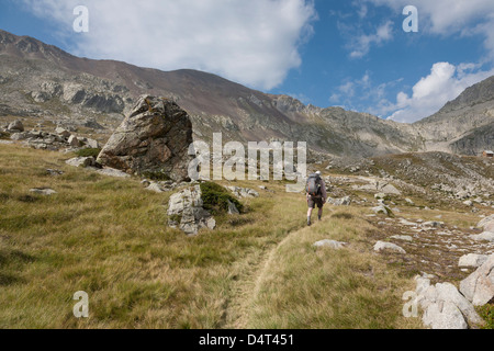 Menschen wandern GR 11 Fußweg entlang der Vall d'Anglos in den spanischen Pyrenäen - Huesca, Aragon, Spanien Stockfoto